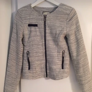  - Blå vit jacka/kavaj i storlek XS. Säljes då den är för liten för mig. 