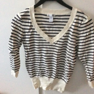  - Blårandig tröja i storlek S. Sparsamt använd 