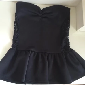  - Söt peplumtopp från three little words  utan axelband med detaljer på sidan och dragkedja på ryggen☀️ oanvänd
