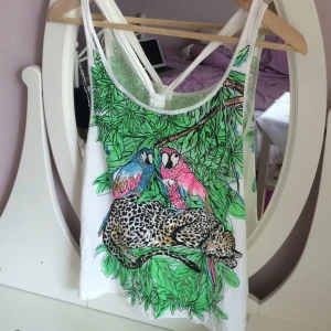  - Linne med somrigt motiv föreställande en leopard med gulddetaljer och 2 papegojor.