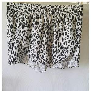 Mjuka shorts med leopardmönster. Aldrig använda
