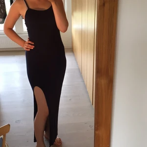  - Snygg och bekväm långklänning med slits från Rebecca Stella! Köp klänningen för 150 kr eller klänningen + tillhörande t-shirt (köptes som ett set) för 200. Använt 4 gånger. Storlek M men passar också S.