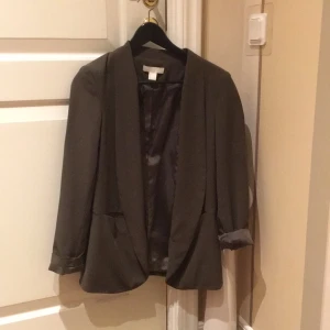  - Superfin oversize kavaj. Använd 1 gång. Skogsgrön. Snygg att använda som trenchcoat