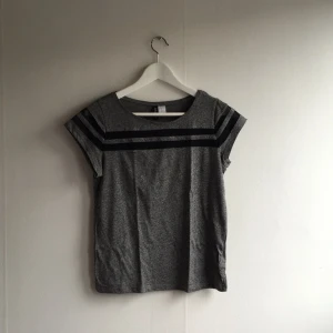  - Snygg grå T-shirt med svarta ränder 