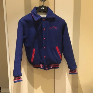  - En super snygg collagejacka. Vintage. I fint skick. Går att bära som både jacka och som tjocktröja