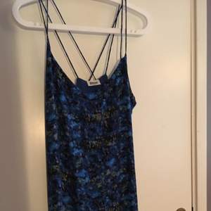 Fin blå klänning från Weekday som knappt blivit använd. Stor i storleken. Lite djup i ryggen med spaghettiband i kors