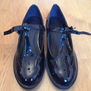  - Svarta skor i lack med t-slejf. Köpta från Asos för flera år sedan men aldrig använda och därmed i nyskick. 