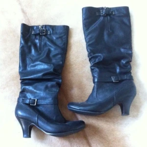  - Damstövlar / boots 39
Passar bra om du ha kraftiga ben (är elastiska) Köper du flera grejer från mina annonser, får du alltid rabatt :) 
Ord pris 799
Hämtas vid Odenplan 

