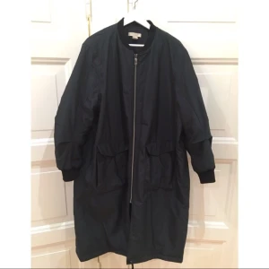  - Lång oversized parkas från H&M. Strl M men passar även L. Säljes pga att det inte var min stil. Näst intill oanvänd så väldigt bra skick. Den perfekta höstjackan.