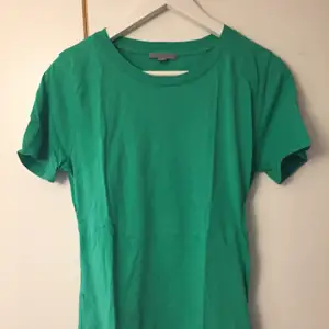 Grön T-shirt från COS storlek M. Som ny!