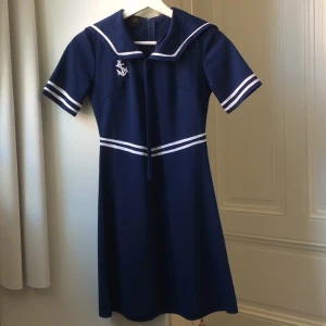  - Jättefin sjömansklänning från POP i strl S. Använd endast 2 ggr. 
