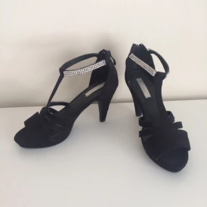  - Jättefina skor med diamantremmar! Använda fåtal gånger. 
50kr + frakt
Har Swish! 