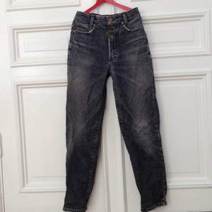 Mörkgråa jeans från diesel i 90tals stil. Snygg passform med hög midja och raka ben. Mycket bra skick och kvalité 