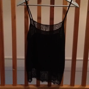  - Fint svart spetslinne.