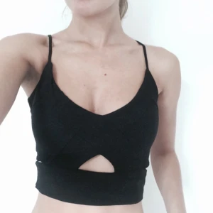  - Svart crop top från Bershka. Endast använt 2 gånger. Storlek S