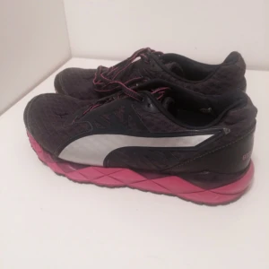  - Biostability träningsskor från Puma i storlek 38. Förutom att texten inne i skon har suddats bort så är den i fint skick. 