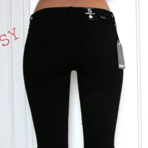  - Säljer mina svarta Dr. denim som är i fint skick 👌🏾 detta är modellen med låg midja. Har inte tvättat dem ofta så den svarta färgen är svart verkligen. Enda skavanken är en liten reva i rumpan som inte syns så mycket, därav det låga priset. (Se bild 3) ☺️