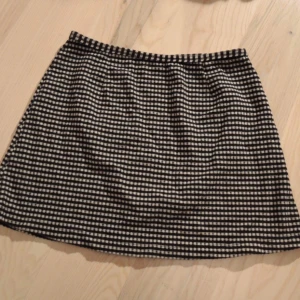  - Rutig kjol med a-linje form. 