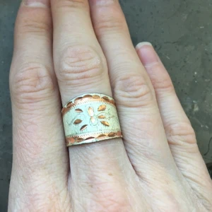  - Ring med vackert mönster i nickelfri metall. Ringen är öppen bak och kan därför anpassas i storlek. Inköpt i Turkiet, använd ett fåtal gånger.  Frakt 7 kr.  Betalning via swish, kontoinbetalning eller via Plick.  Kolla gärna in mina andra annonser också. Jag säljer smycken, väskor, sjalar, kläder och skor. Kan samfrakta.  