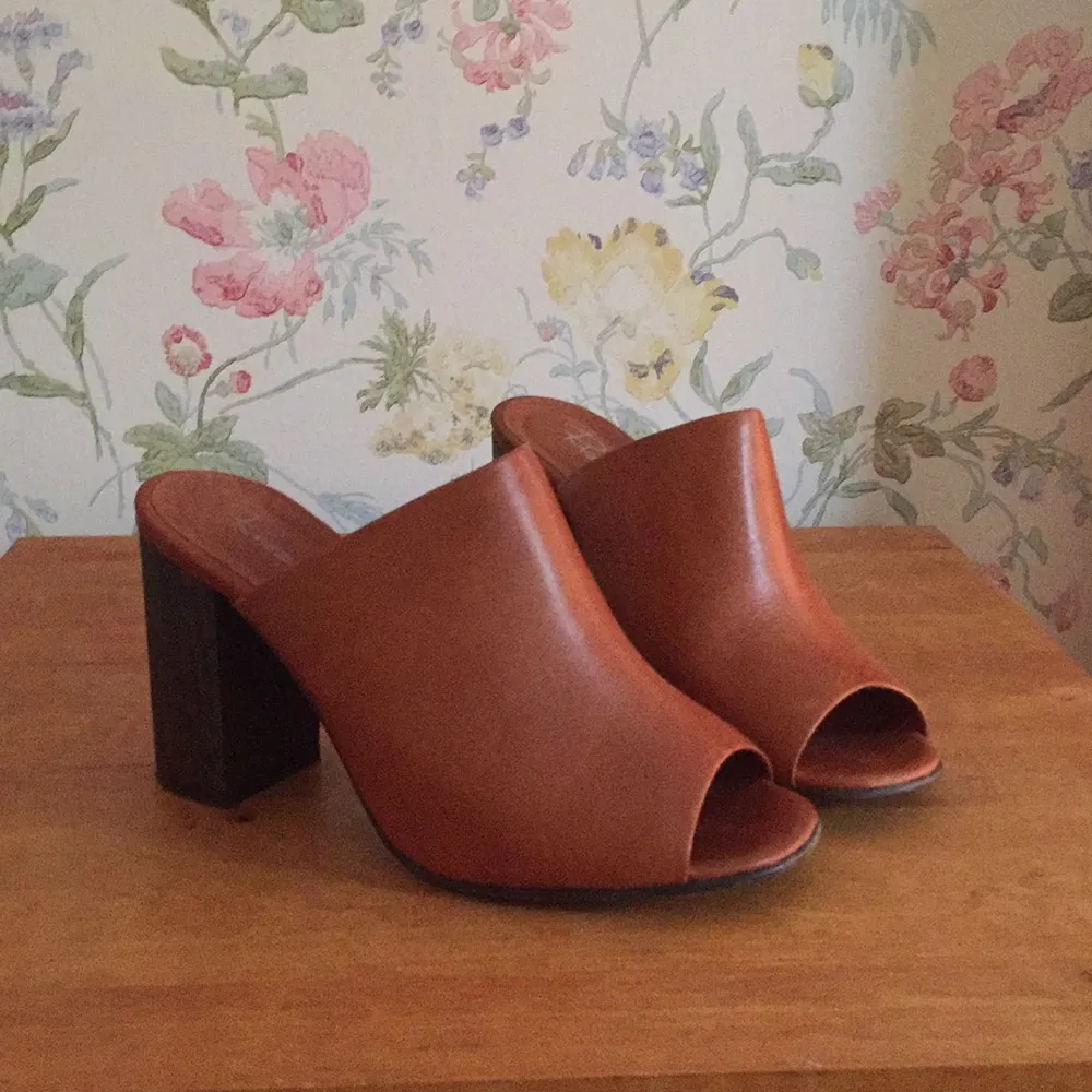 Rizzo-skor med 8 cm klack och öppen tå, äkta läder i brun/röd färg och träklack. Made in Portugal. Skor.