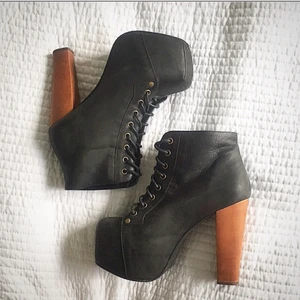  - Jeffrey Campbell original
Använda ett fåtal gånger
Nypris ca 1500kr

Köparen står för ev fraktkostnad