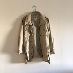  - Fin jacka i storlek 170 men passar mig perfekt som har small. 