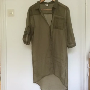  - Mörkgrön transparent skjortklänning ifrån Vero Moda. Bra skick. Tar swish, köparen står för frakten. 