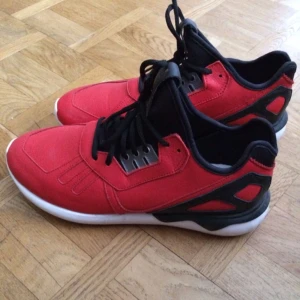  - Hej! Säljer ett väldigt unik par av Adidas Tubular runners! Finns bara en par med den färg kombination i hela världen! Helt nya, har bara testat!