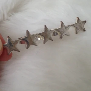  - Ring på två fingrar med stjärnor. 