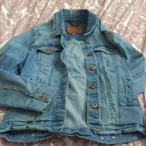  - Jeansjacka från lager 157, använt den en gång. 