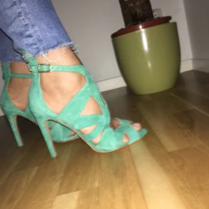  - Sandaletter från ZARA använda 1 gång på bröllop så det syns underifrån/sulan att dem varit på promenix men klacken och resten av synliga områden är helt fräscha! 
Nypris ca 600 kr
Bilderna togs med blixt och enbart dagsljus för att fånga färgen i olika ljus.