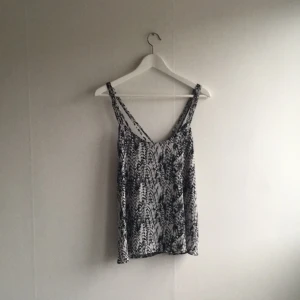  - Snygg topp med korsad rygg