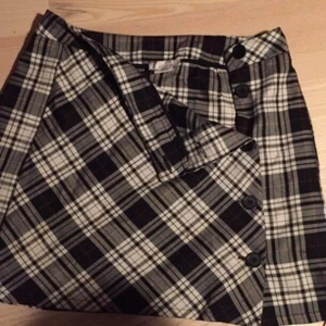  - Fin rutig kjol köpt på Urban outfitters, snygg passform. Köpt för ca 300. 