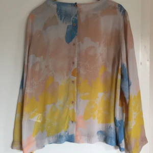  - Rodebjer top SS 2015
Only wear once, brand new 
100% silk 
Ordinary Price: 2999kr 

Very elegant and comfortable. 
Suits daily wear as well as party& event dress. 