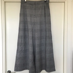  - Snygga vida byxor från Monki, i skottsrutigt mönster! Sista bilden visar hur de är på, de jag säljer är inte vita utan vit/grå/svart skottsrutigt✨✨✨😀🙌🏼💕

Eventuell frakt betalas av köparen😙❤️