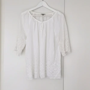  - Superfin tunika från Hampton Republic, 100% bomull. Tunn och härlig för vår, sommar o sensommar! Fina spetsdetaljer både i ärmlöst och i nederkant. 3/4 ärm. Knappt använd, nyskick