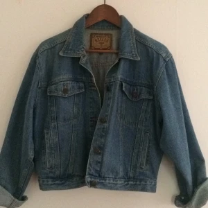  - Vintage jeansjacka
Härliga fickor i sidorna att gömma händerna i om man glömt vantar eller bara vill ha nånstans att vila nävarna ;)

Hämtas i centrala Gbg eller skickas mot att köparen betalar frakten!

Notera att om du köper två eller fler plagg får du det/de billigare till halva priset!