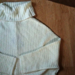  - 🐚Bästa goströjan någonsin med turtleneck, off-white nyans🐚

• Storlek: S, boxig & stor, passar XS-liten L
• Märke: VILA
• Material: 100% akryl
• Skick: Helt ny, endast provad! 
• Övrigt: Inga skavanker
• Frakt: 53kr