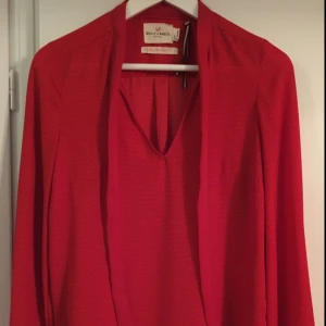  - Mycket fin röd blus från Holly&White. Storlek XS. I mycket gott skick. 