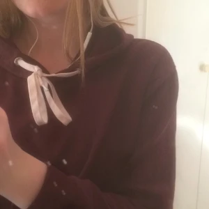  - Vinröd höstigt fin tröja/hoodie, väldigt fin även på någon med storlek S/XS! 