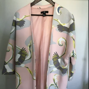  - Oanvänd längre kappa från hm. Super fräsch, väldigt fin kappa. Säljes pga för stor storlek.