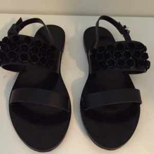  - Chanel inspirerade sandaler från mango. Använda 1 gång. 