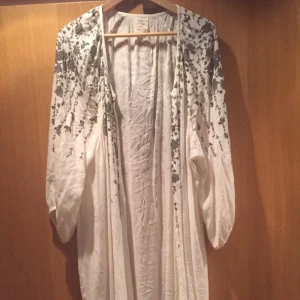  - Säljer min fina kimono! Den är knappt använd och har mest hängt i garderoben. 

Materialet är tunt så den är väldigt skön att bära och blir inte knölig under jackan. Går att bära till det mesta eftersom färgerna är så lättmatchade! 

OBS: på bilderna ser den kortare ut än vad den är eftersom jag inte fick med hela. Jag är 176 och den når mig strax ovanför knävecken! Så snyggt!!

Köparen står för frakten! ✨✨