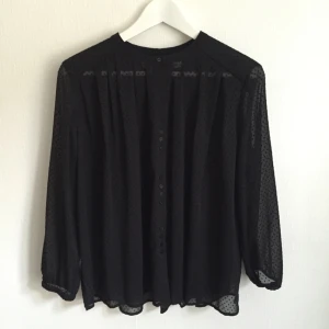  - Blus från And other stories..., inköpt tidigt i år, oanvänd. Storlek 34, men den funkar även på mig som normalt är 38.

Blouse from And other stories..., bought earlier this year, never been used. Size says 34, or US 4 but it also fits me and I am usually a size 38! 

