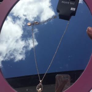 Halsband - Ett jättefint halsband från ur och Penn, från märket montini. Köptes för 79 kr, säljs för 45 kr inklusive frakt. Storlek går att justera.