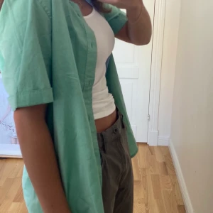 Grön skjorta - Kortärmad skjorta, oanvänd. Från herravdelningen men passar en s-m. Frakt tillkommer❣️