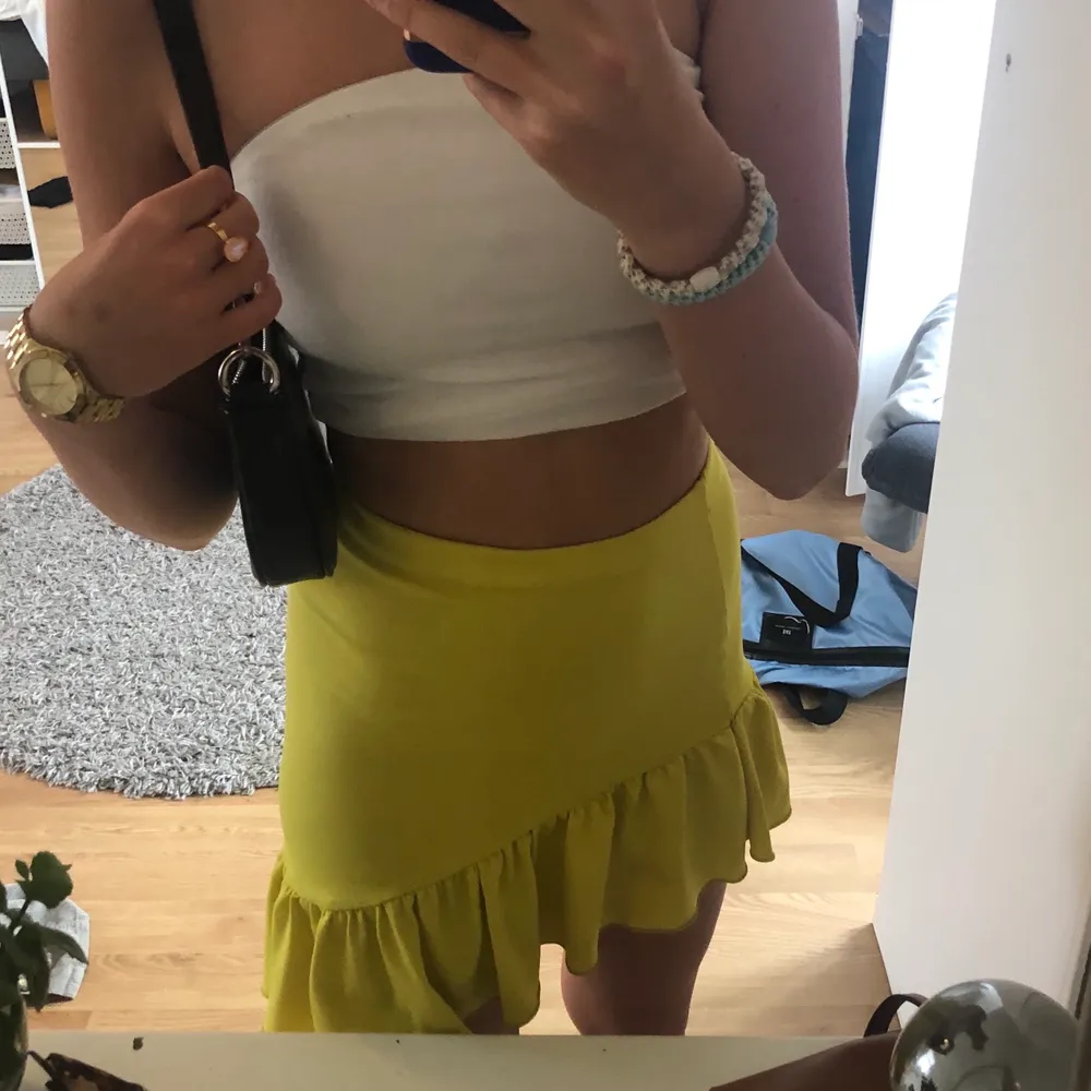 Säljer min fina sned skurna volang kjol från bohoo, tyvärr lite genomskinlig då av priset. Den är tajt hela vägen och sned skuren . Köpare står för frakt men kan mötas upp i gbg💓. Hameet.