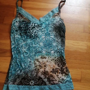 Spetslinne  - Ännu ett av mina linnen från 2000talet. Blått med spets och lite oriental vibbar. Storlek S. Har ej möjlighet att visa hur det ser ut på. Fint skick. Priset är inkl vanlig frakt 