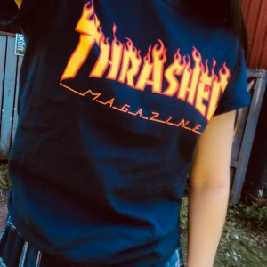Thrasher t-shirt - Marinblå thrasher t-shirt, sparsamt använd. Trycket har några ynka sprickor, men inget som man tänker på (tröjan var så redan när jag fick hem den från Junkyard). Köparen står för frakt (49 kr)!🌟