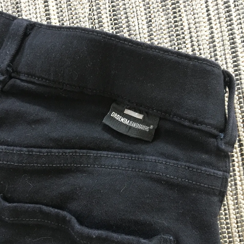 Svarta tighta jeans från Dr. Denim som inte har använts så mycket. Fläckarna på bilden är endast smuts på spegeln. Frakt tillkommer på 60kr och betalas via Swish. . Jeans & Byxor.